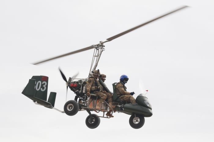 �C����������C